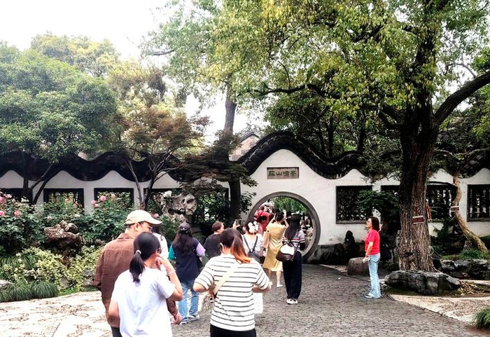 广大球迷游客走进景区，尽享夏日扬州的生态之美。 庄文斌 张宝贵 司新利 摄