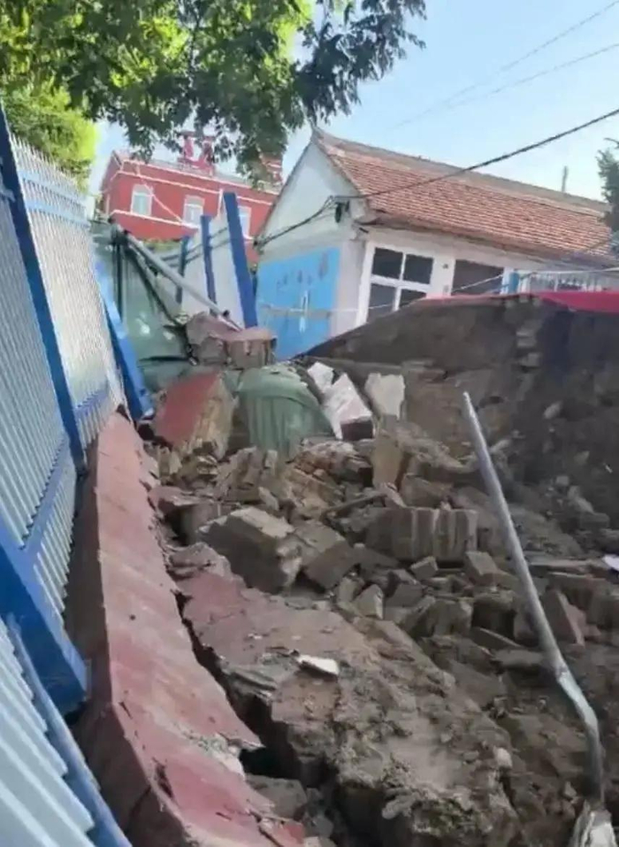 围墙倒塌（视频截图）