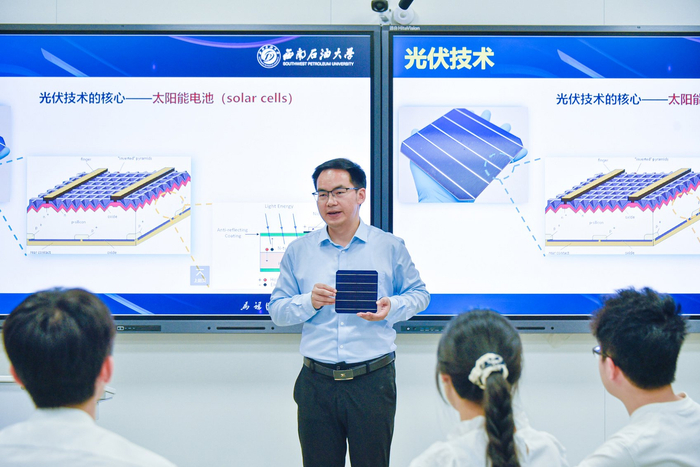西南石油大学新能源与材料学院副教授马柱为通威订单班学生揭秘太阳能电池制造工艺。王天崇 摄
