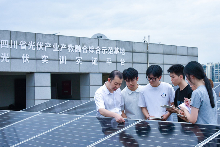 企业导师通威太阳能（金堂）有限公司制程整合部负责人漆刚（左一）在光伏实训实证平台为订单班学生进行实训指导。王天崇 摄