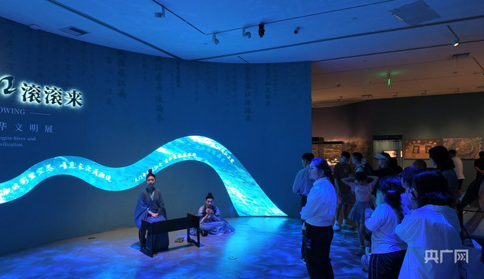 6月14日，观众在长沙博物馆参观“不尽长江滚滚来——长江与中华文明展”（央广网记者黄珂岚  摄）