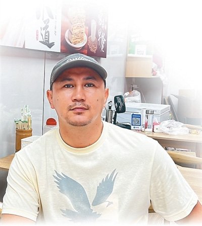 　　麦克在早餐店。受访者供图