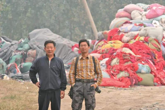 李力（左）与儿子李硕。李硕/供图