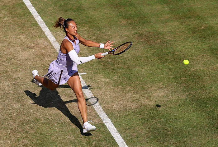 比赛中的郑钦文（图自视觉中国）