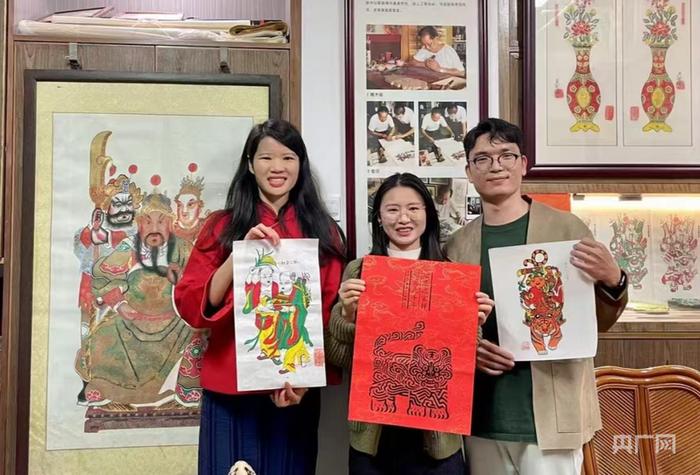 刘钟萍教市民印年画，并和他们合影（央广网发 受访者供图）