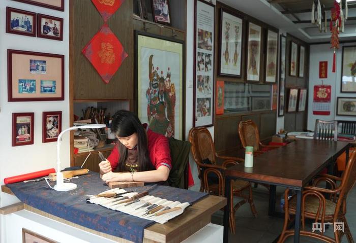 刘钟萍正在制作木版年画（央广网发 受访者供图）