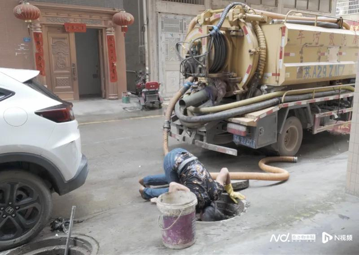 锋哥在查看地下井情况