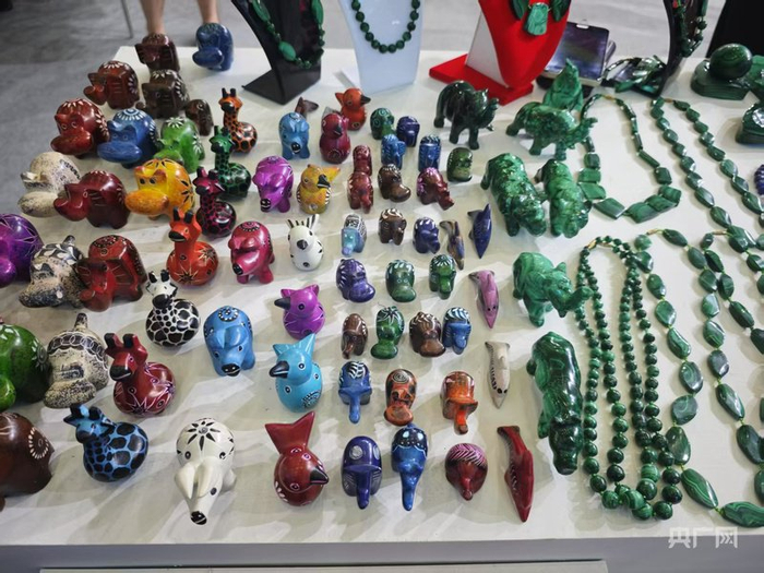 来自非洲的手工艺品（央广网记者杨清  摄）