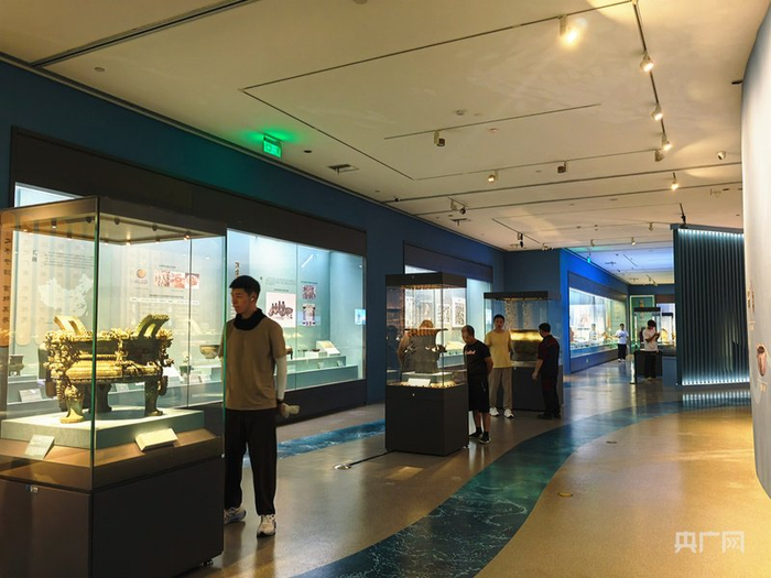 观众在长沙市博物馆参观（央广网记者黄珂岚  摄）