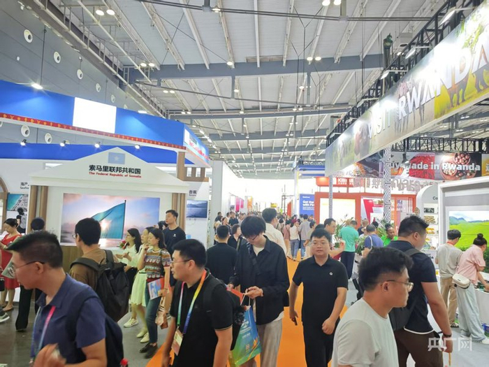 展馆内人流如织（央广网记者杨清  摄）