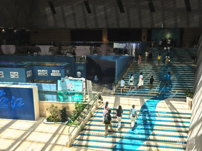 观众步入长沙博物馆参观（央广网记者黄珂岚  摄）