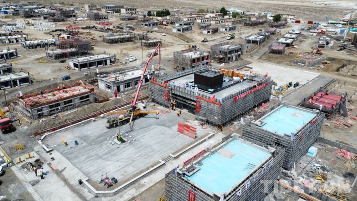 图为森嘎村灾后重建现场