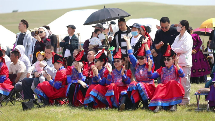 　　6月14日，观看民族歌舞的观众。 