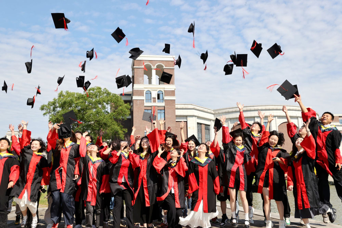 6月6日，浙江工业大学莫干山校区应届毕业生在校园内留影。新华社发（谢尚国摄）