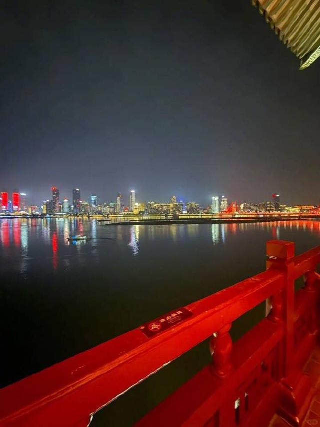 事发时，网友“xixi”正和家人在滕王阁五楼拍照。网友“xixi”供图