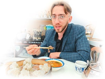 　　羽笛在品尝内蒙古早餐。人民网记者 刘艺琳摄