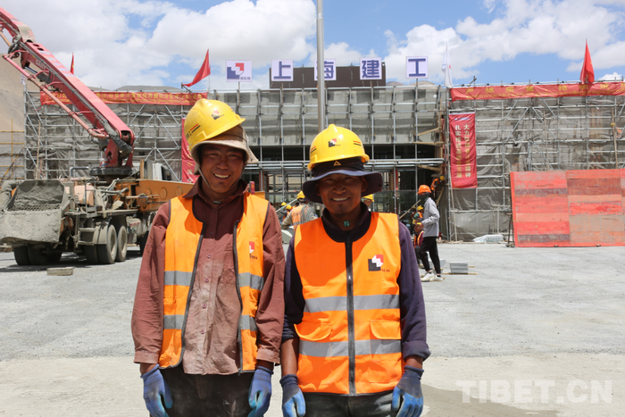 图为森嘎村村民米玛（左）和顿珠