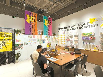 在雀亦锵锵融合空间，菲菲除了做咖啡，还会在老师的指导下画画。解放日报记者 沈思怡 摄