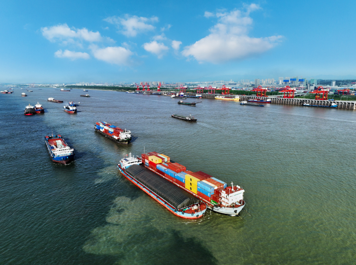 繁忙的城陵矶港。许理伟 摄