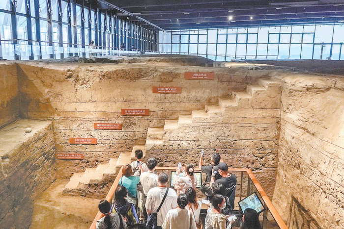 在路县故城遗址博物馆，参观者在遗址展厅观看不同年代地层。本报记者 武亦彬摄