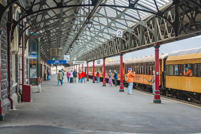 当地时间2025年4月28日，新西兰达尼丁，游客在达尼丁火车站站台拍照留念。图片来源：视觉中国