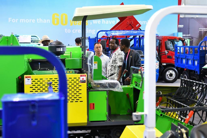 6月14日，观众在长沙国际会展中心参观农机设备。新华社记者 陈振海 摄
