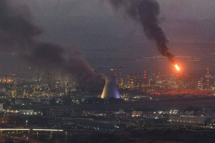 △当地时间2025年6月16日凌晨,以色列海法市一处地点在伊朗导弹袭击后浓烟滚滚。(图自视觉中国)
