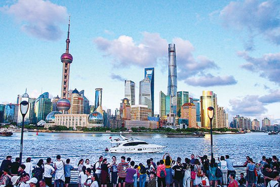 游客在上海外滩欣赏浦东陆家嘴景色（资料照片）（新华社记者 陈飞 摄）