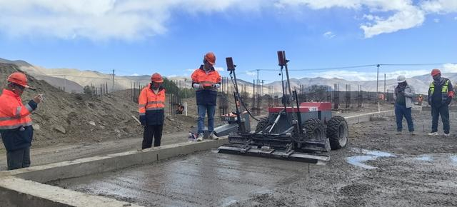 森嘎村重建项目中，上海建工投入使用建筑行业前沿的工业机器人。 森嘎村上海援藏项目部综合办公室主任徐松涛 摄