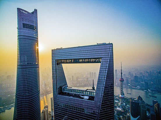 航拍陆家嘴金融城地标——上海中心、上海环球金融中心、金茂大厦、东方明珠 新华社发 （程旭刚 摄）