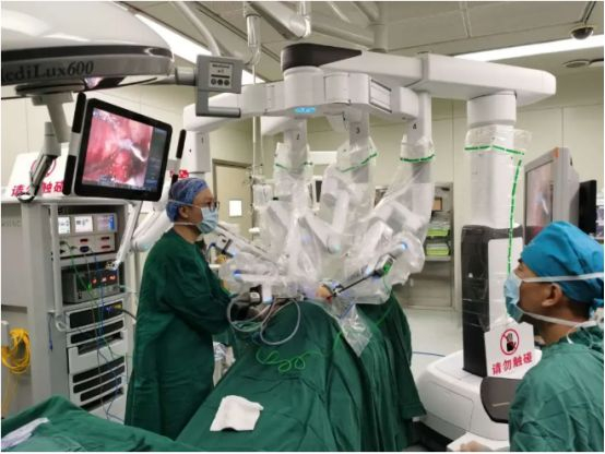 肿瘤医院借助机器人进行手术缝合。图片来源/江苏省肿瘤医院