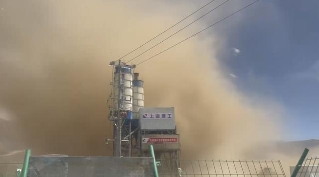 森嘎村施工现场风沙漫天。（受访者供图）