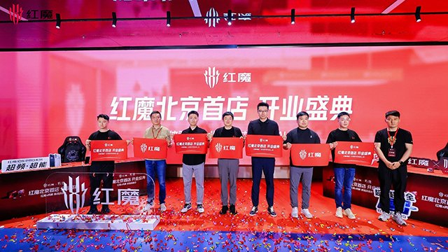 在开业盛典之后，现场还有各式各样的体验区、现场游戏对战和 Coser 合影的活动，众多粉丝与用户参与打卡即可现场兑换好礼。