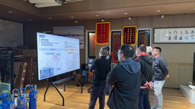 4月中旬，上海援藏公寓里，关于森嘎村的会议常常开到深夜。 上海援藏干部葛永铭 摄