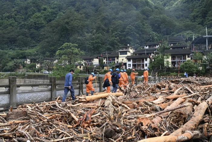 6月5日，南方电网云南怒江供电局抢险人员徒步越过障碍物进行现场抢修工作。赖增鹏摄