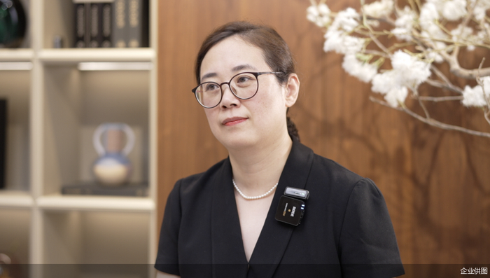 金隅天坛家具公司党委委员、副经理，天坛装饰公司董事、经理石蕊