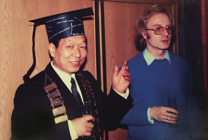1985年2月，李德仁（左）以全校有史以来最高分获得斯图加特大学博士学位