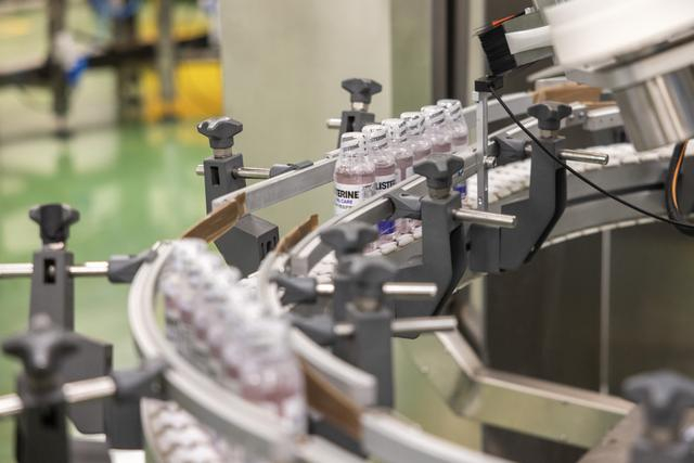 李施德林车间流水线。 文汇报记者 范家乐 摄