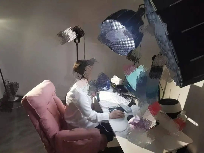 黄某飞直播时的画面 图据受访者