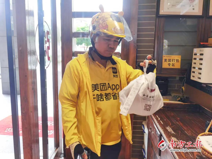 △正在送餐的周以富。