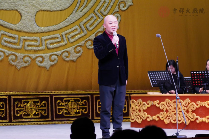 北京吉祥戏院有限责任公司董事长、艺术总监富博洋策划并主持吉祥大戏院“穿越百年的声音”2024新年京剧演唱会。　受访者供图