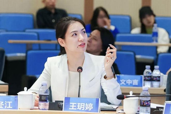 ▲Midjourney前亚洲副总裁王玥婷（图源：清华大学美术学院）
