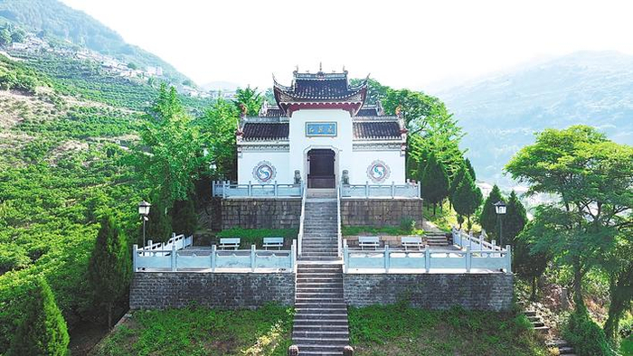 坐落在秭归县乐平里降钟山的屈原庙。