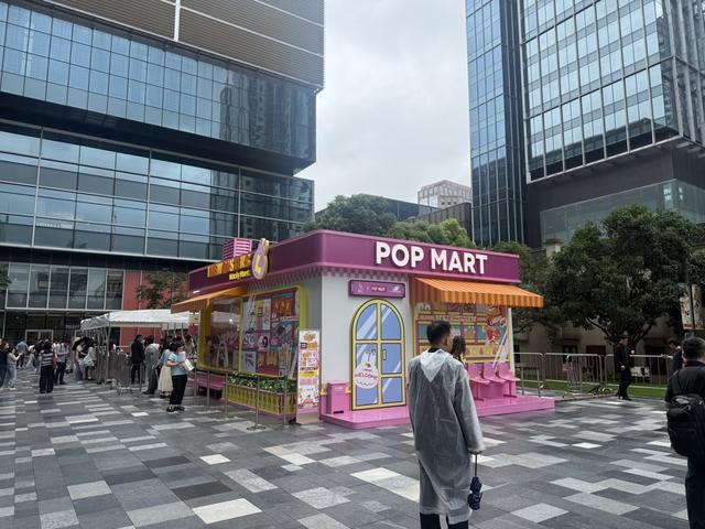 6月13日，泡泡玛特快闪店在静安嘉里中心开业。由于采取线上预约制，现场人流并不多。叶宇摄