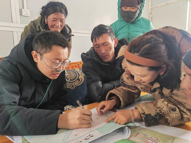 每半个月，重建项目团队就要与森嘎村村民们沟通设计方案。（受访者供图）