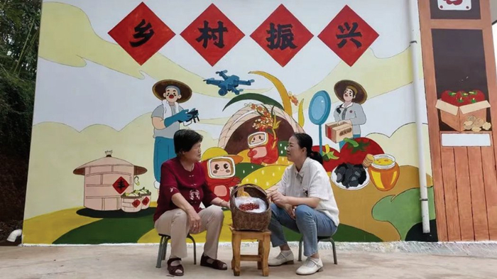 　　图为全国人大代表、甘肃省陇南市徽县农村电商带头人梁倩娟正与村民交流。