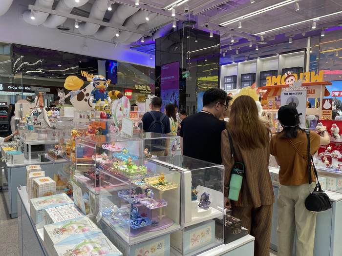 消费者选购潮玩。王小月/摄