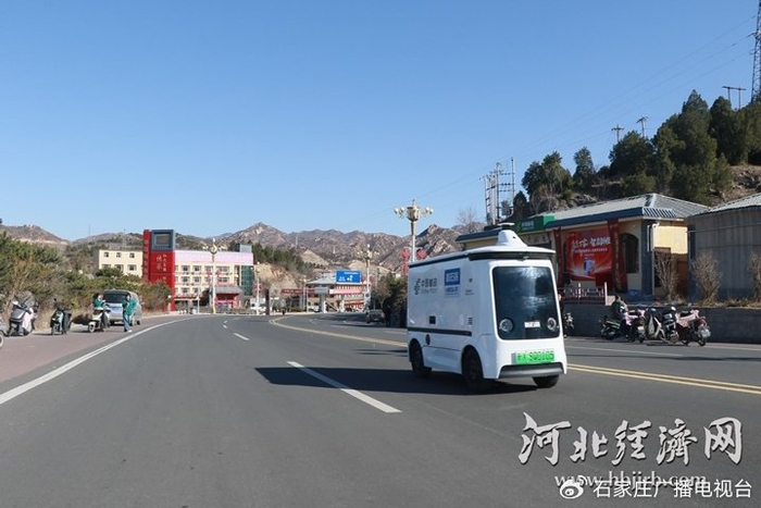 石家庄邮政首辆无人投递车测试运行。张晓东 摄