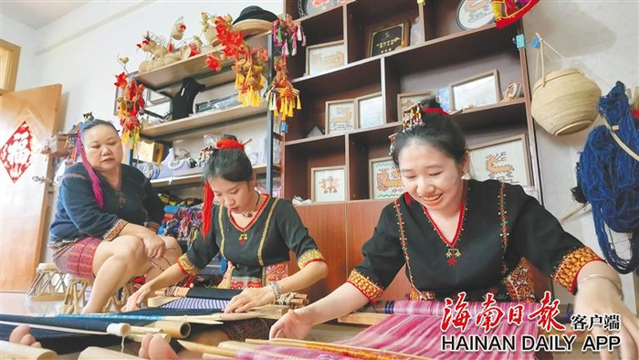 黄美琳（中）在老师符秀英（左）的指导下织锦。海南日报全媒体记者王晖琛 摄