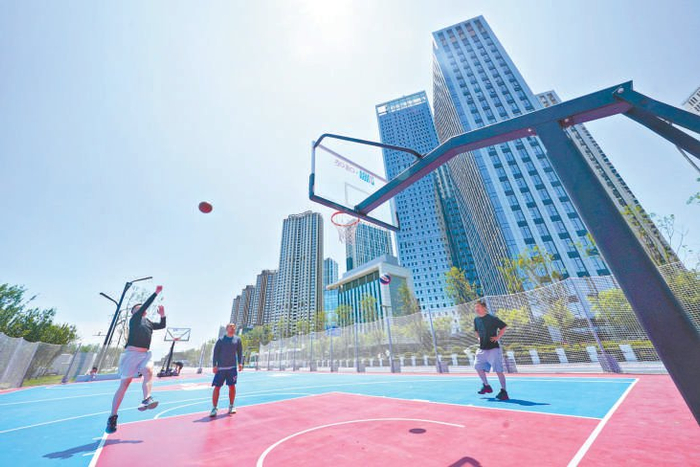 运河西岸新添篮球场。 本报记者 方非 摄